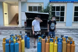 Hai nam thanh niên chở 57 bình khí N20 vào Hà Nội lúc rạng sáng