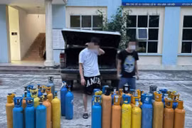 Hai nam thanh niên chở 57 bình khí N20 vào Hà Nội lúc rạng sáng