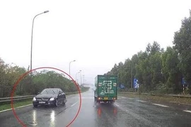 Từ camera hành trình của người dân, Công an Hà Nội xử phạt một tài xế ôtô đi ngược chiều