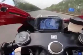 Xác minh thông tin chiếc xe mô tô phân khối lớn di chuyển tốc độ gần 300km/h