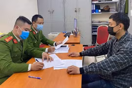 Vận động đối tượng truy nã làm giả hóa đơn chiếm đoạt 5,5 tỷ đồng ra đầu thú