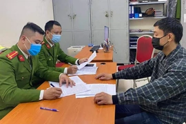 Vận động đối tượng truy nã làm giả hóa đơn chiếm đoạt 5,5 tỷ đồng ra đầu thú