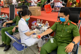Cán bộ chiến sỹ Công an quận Nam Từ Liêm tích cực hiến máu cứu người
