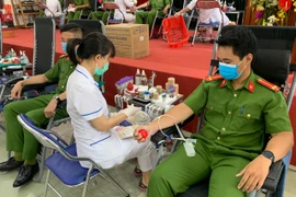 Cán bộ chiến sỹ Công an quận Nam Từ Liêm tích cực hiến máu cứu người