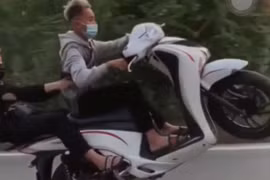  Hai nam thanh niên bốc đầu xe SH, khoe trên mạng xã hội