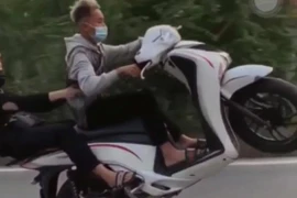  Hai nam thanh niên bốc đầu xe SH, khoe trên mạng xã hội