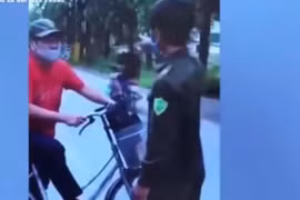 Xử lý người đàn ông chửi bới, tấn công tổ công tác khi bị nhắc nhở ra đường vì mục đích không thiết yếu