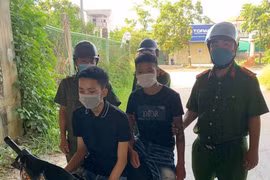 Kiểm tra 2 thanh niên ra đường không lý do, lộ gói ma túy