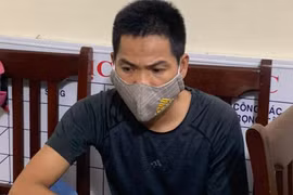 Điều bất thường trong chiếc khẩu trang và bao thuốc lá