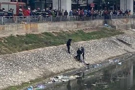 Điều tra vụ phát hiện một thanh niên tử vong dưới sông Tô Lịch