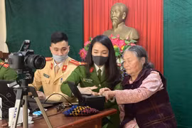[Ảnh] Công an thị xã Sơn Tây triển khai 8 tổ cấp căn cước gắn chíp cho người dân