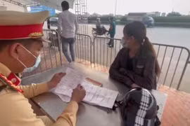 Nam thanh niên tự điền tên của bạn gái vào giấy đi đường để "thông chốt"