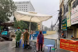 Kiên cường bám chốt dưới cơn mưa lớn tại 'điểm nóng' Covid Văn Chương - Văn Miếu