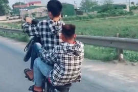 Công an huyện Chương Mỹ phạt nam thanh niên 'bốc đầu' xe máy 4,75 triệu đồng