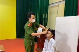 Hình ảnh đẹp về người CAND tận tụy, phục vụ nhân dân làm căn cước công dân gắn chíp 