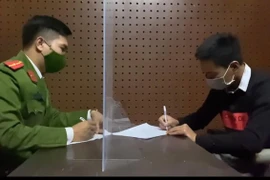 Cận cảnh quá trình gây án của đối tượng kề dao vào cổ nữ nhân viên thu ngân cướp tiền