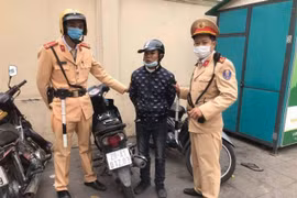 Cảnh sát giao thông và người dân truy đuổi, bắt giữ đối tượng cướp giật điện thoại