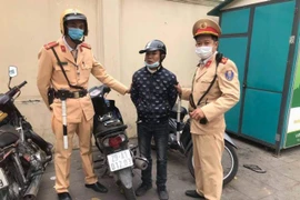 Cảnh sát giao thông và người dân truy đuổi, bắt giữ đối tượng cướp giật điện thoại