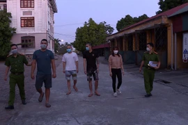 Cháu gái nợ tiền không trả, nhà nội liên tục bị "nã bom bẩn" 