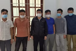 Nhóm đối tượng đang chơi "3 cây", bị Công an bắt quả tang