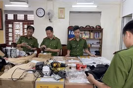 Bắt đôi vợ chồng chuyên bán các thiết bị, dụng cụ 'cờ bạc bịp'