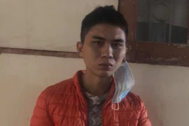 Gói chất bột màu trắng lạ trong bao thuốc lá