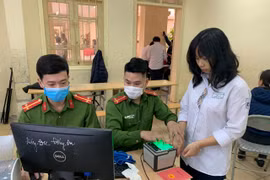 [Ảnh] Cán bộ chiến sỹ tận tình hỗ trợ, cấp căn cước gắn chíp cho học sinh