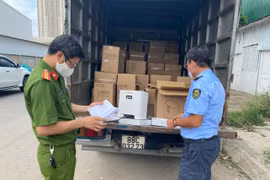 Hà Nội: Phát hiện 2 xe "luồng xanh" chở 199 chiếc máy thở nghi nhập lậu