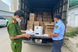 Hà Nội: Phát hiện 2 xe "luồng xanh" chở 199 chiếc máy thở nghi nhập lậu