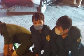 Mang ma túy, lao xe máy định "thông chốt" phòng chống dịch