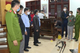 Khám nhà kẻ cầm đầu đường dây lô đề phát hiện nhiều súng, đạn