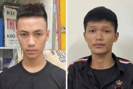 Nhân viên cửa hàng tráo rượu của khách mang đi bán