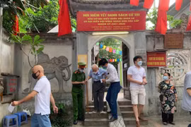 [Ảnh] Xúc động hình ảnh lực lượng Công an Thủ đô trong ngày bầu cử