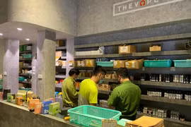 Đột kích 'The Vape Club' - cơ sở kinh doanh thuốc lá điện tử không rõ nguồn gốc 