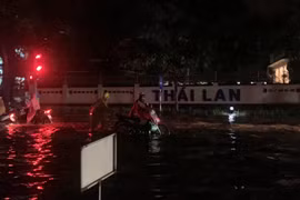 Video: Hà Nội phố biến thành sông sau mưa lớn