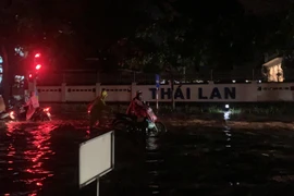 Video: Hà Nội phố biến thành sông sau mưa lớn