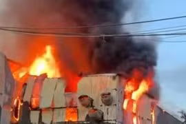 Điều tra nguyên nhân vụ cháy nhà xưởng sản xuất ở huyện Thạch Thất 