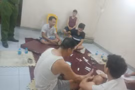Bảy người đánh bạc bị khởi tố và phạt 105 triệu đồng