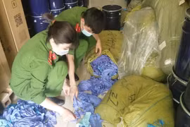 Phát hiện kho chứa gần 3 tấn găng tay y tế không rõ nguồn gốc