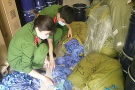 Phát hiện kho chứa gần 3 tấn găng tay y tế không rõ nguồn gốc