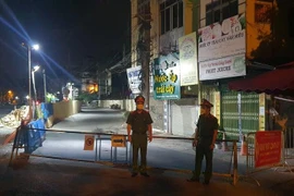 Đêm trắng ở chốt phong tỏa Văn Miếu - Văn Chương