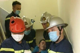 Nam thanh niên bị mắc kẹt đầu vào thang máy 