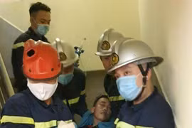 Nam thanh niên bị mắc kẹt đầu vào thang máy 