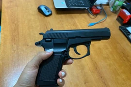 Cơ quan Công an thông tin vụ đối tượng nghi cầm súng tại gầm cầu Đông Trù