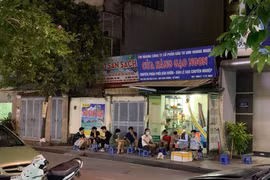 Quận Bắc Từ Liêm (Hà Nội): Hàng quán ngang nhiên hoạt động trên hè, bất chấp lệnh cấm 