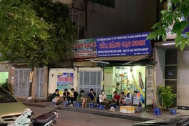 Quận Bắc Từ Liêm (Hà Nội): Hàng quán ngang nhiên hoạt động trên hè, bất chấp lệnh cấm 