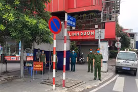 Tăng cường các chốt, siết chặt kiểm tra người ra ngoài không thiết yếu 