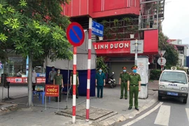 Tăng cường các chốt, siết chặt kiểm tra người ra ngoài không thiết yếu 