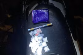 Kiểm tra chiếc ví trong cốp xe máy, lộ 20 gói nilon chứa ma túy