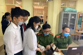 Công an quận Đống Đa triển khai cấp căn cước gắn chíp tại trường học cho học sinh 